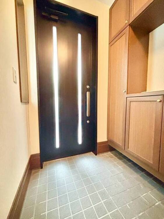 その他 上質感漂う玄関と廊下。居住者の帰り、訪れる方を優しく迎える・安らぎに満ちた生活空間を予感させる。健やかな暮らしを楽しめそう 。