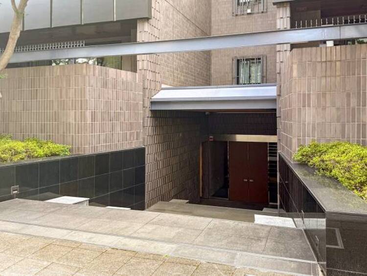 エントランス エントランスは、まさに顔となる場所。シンプルながらも格調高い雰囲気を漂わせています。