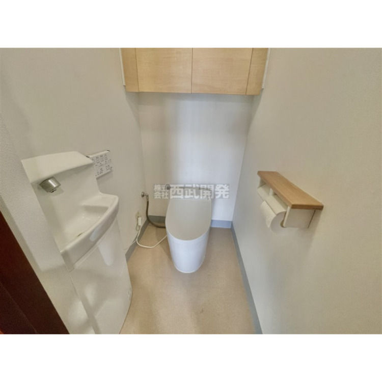 トイレ いつも綺麗に清潔に。タンクレス洗浄機能付きトイレです。