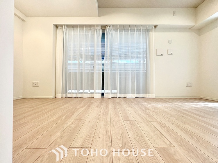 内装 居心地のいい暮らしには欠かせない眩い採光。ゆったりとした幅の窓からこの空間に降り注ぐ採光が絶えない。