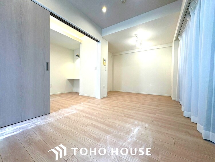 内装 使いやすく、明るい洋室に仕上がります。子供部屋や趣味のお部屋にご利用できます。ご自身で家具などを配置し、素敵な空間を創り上げられます。