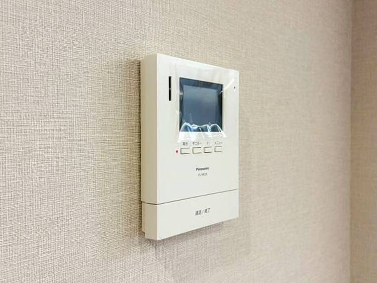 設備 【モニター付インターホン】お子様のお留守番にも安心なＴＶモニタ付インタホン。来客者を確認できる上に留守中の録画もできます