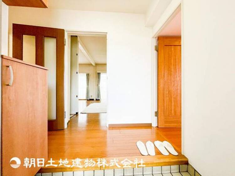 その他 【玄関】大切な家族、お客様をお迎えする玄関は住宅の入口。落ち着いた雰囲気。