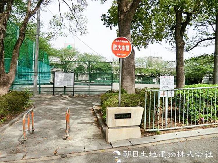 周辺 【たちばな台第四公園】270ｍ　広々としたグラウンドや緑豊かな木々に囲まれ、地域のお祭りなども行われる、住民の憩いの場として親しまれる公園です。