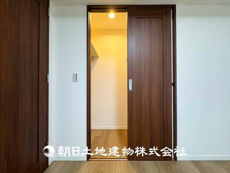 収納 【ウォークインクローゼット】大容量の収納スペースで住空間もスッキリ広々、よけいな荷物は閉まっちゃえばお片付けも楽々でいつも綺麗に整頓できます