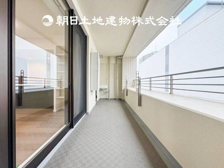 バルコニー 【バルコニー】温かい太陽を感じる事ができるのは、目の前に遮るものが無いから。彼方に広がる風景が絵画のように広がります。