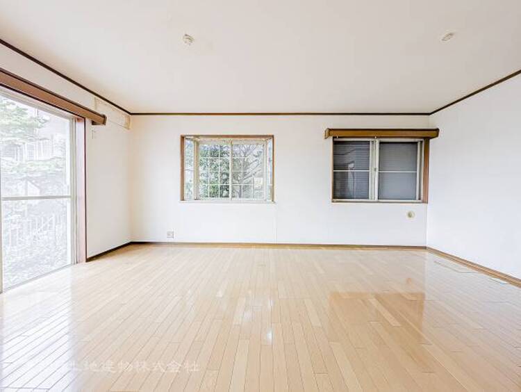 居間 お天気が晴れの日は照明をつけなくても充分明るいリビングです！どこか落ち着きのある広々とした内装です！皆で過ごす空間が、目に浮かんでくる様な優しいリビングダイニングです！くつろいだり楽しい時間を是非！