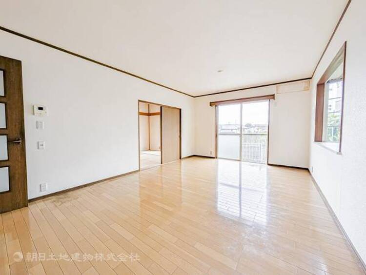居間 心穏やかに過ごす溢れる光が優しく包み込むリビングダイニング！時間を大切にできる空間がここにあります！導線も取れているので、ダイニングテーブルやソファー、ローテーブルなどの家具もしっかりと配置できます。