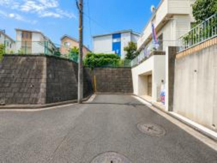 外観 空を広く感じられる開放感が魅力の立地環境がおすすめです！陽射しと風が日々の暮らしを彩ります！！！現地では街並みや道路の雰囲気もご確認いただけます。現地で新生活を想像しながらぜひご覧ください。