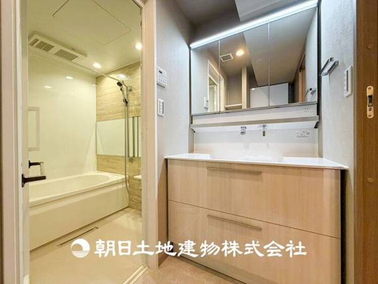 洗面 【洗面化粧台】落ち着いた清潔感のある空間は、身だしなみチェックや肌のお手入れに最適です。収納も十分でゆとりを持たせます。