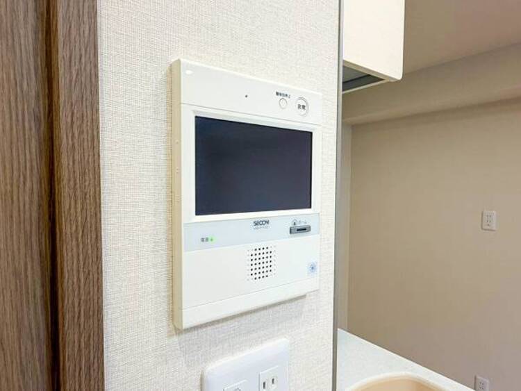 設備 【モニター付インターホン】お子様のお留守番にも安心なＴＶモニタ付インタホン。来客者を確認できる上に留守中の録画もできます