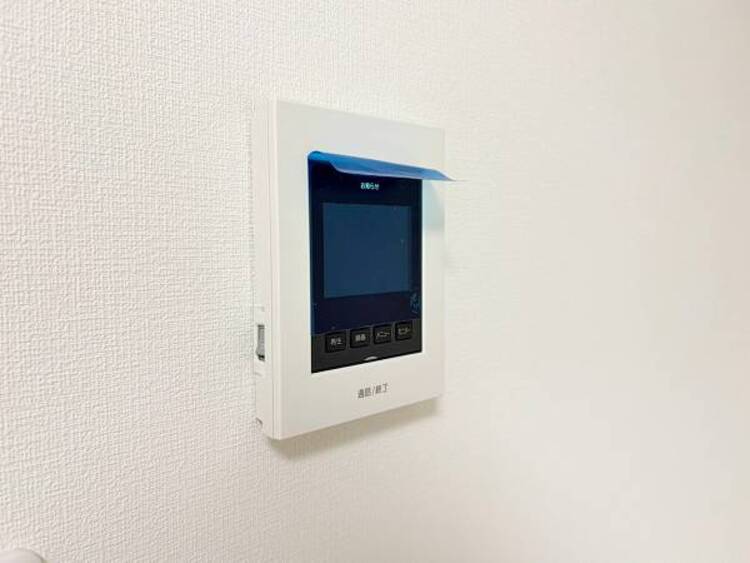 設備 【モニター付インターホン】お子様のお留守番にも安心なＴＶモニタ付インタホン。来客者を確認できる上に留守中の録画もできます