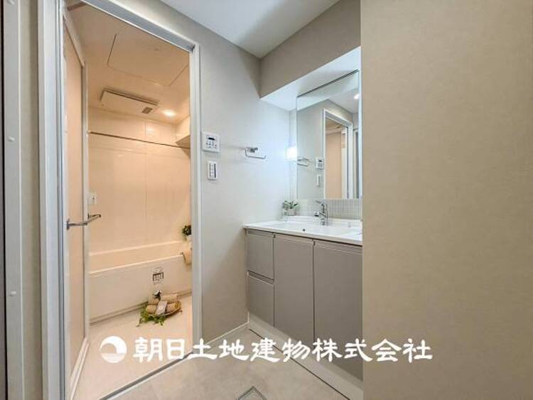 洗面 【洗面化粧台】広々とした洗面台は日々の身だしなみチェックや歯磨きなど、朝の慌ただしい時間でも心に余裕とゆとりが生まれます