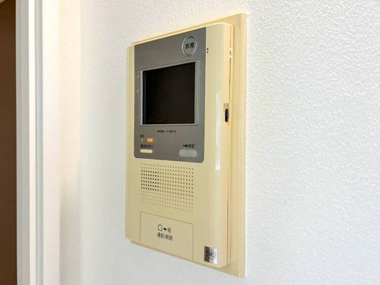 設備 【モニター付インターホン】お子様のお留守番にも安心なＴＶモニタ付インタホン。来客者を確認できる上に留守中の録画もできます