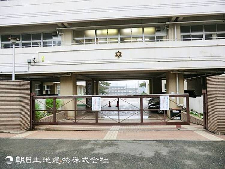 周辺 【浦島丘中学校】2300ｍ　落ち着いた学習環境の中で、一人ひとりの個性と自主性を伸ばし、充実した学校生活を通して心身ともに成長できる中学校です。