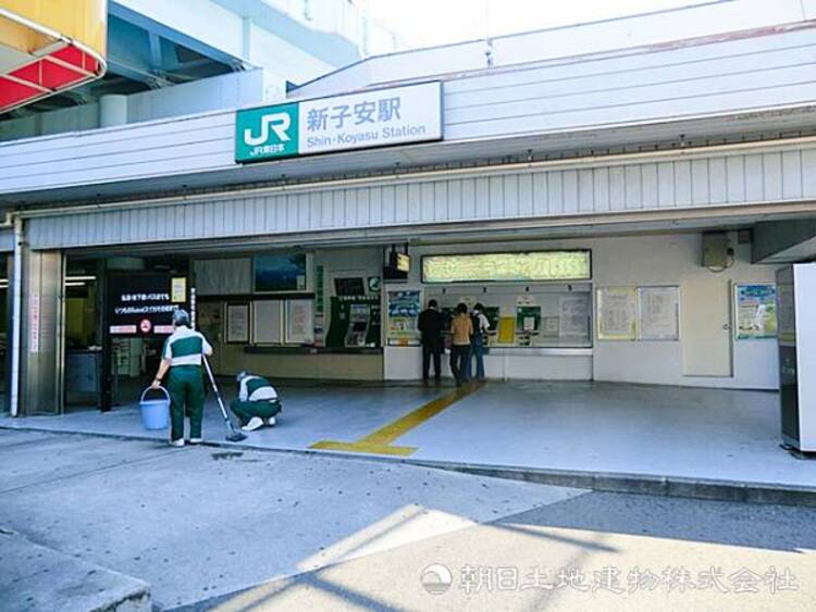 周辺 【新子安駅】720ｍ　JR京浜東北線の駅。横浜や都心への優れたアクセスに加え、駅周辺には商業施設や下町の温かみが残る商店街が広がり、便利で暮らしやすい街です。