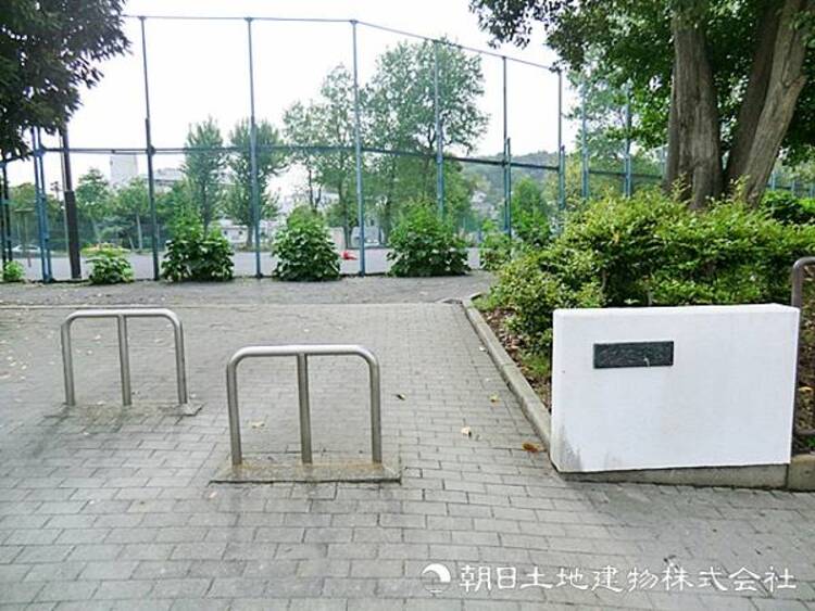 周辺 【打越公園】930ｍ　広々としたグラウンドや多彩な遊具が揃い、プレイパークなどのイベントも開催される、地域の子育て世帯や子どもたちの憩いの場です。