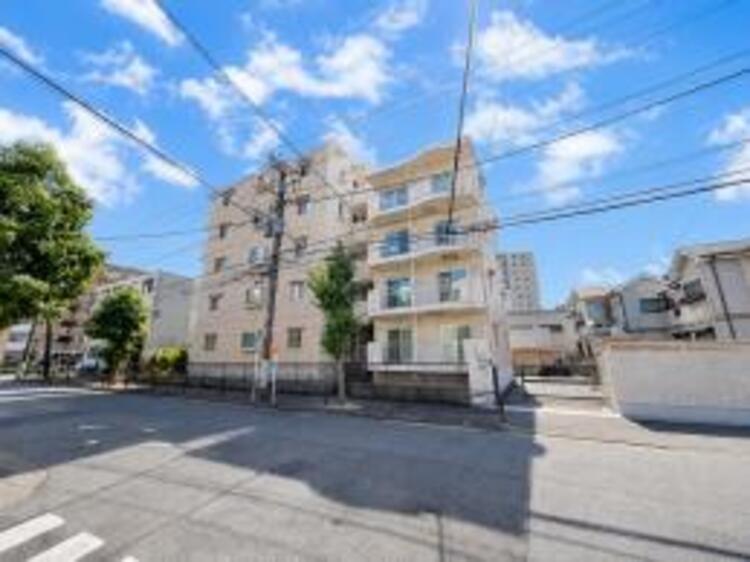 外観 緑に恵まれたエリアで、自然に包まれた穏やかな暮らしを実現！！緑の潤いを感じながらホッと生活できそう。四季の移り変わりを感じられる贅沢な空間で、暮らしの夢を育む、あらたな住生活をスタートしてみませんか？