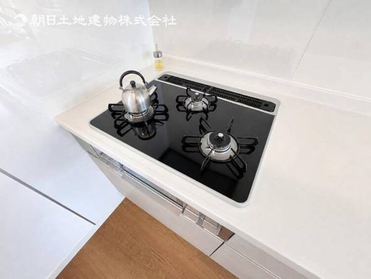 設備 【三つ口コンロ】煮込み料理をする際にコンロが一つ塞がって他の料理ができなくて時間がかかる！そんな不満を解決してくれる3口コンロは煮込みながら他の調理ができるので調理が捗ります 
