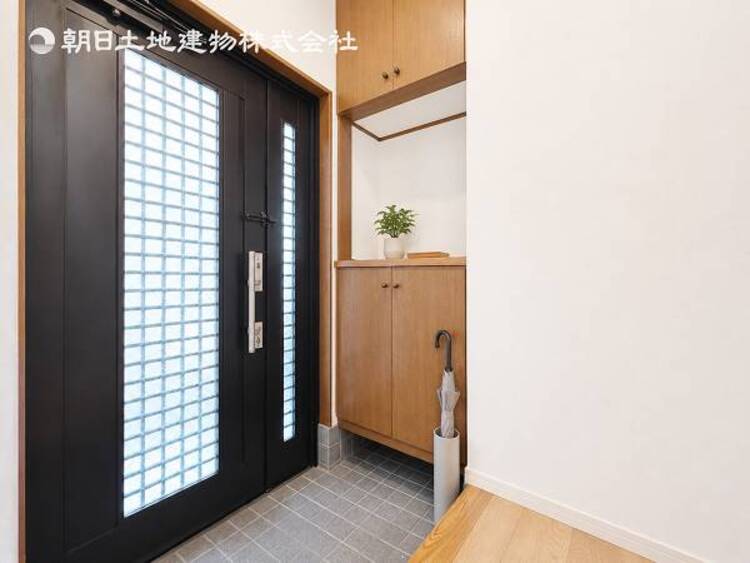 その他 【玄関】お出かけの際に小さなお子様のいるご家庭でもゆったりと靴を履かせて上げることができます。大きな荷物や抱っこしながらでもスムーズに出入り可能なストレスの少ない玄関です。 