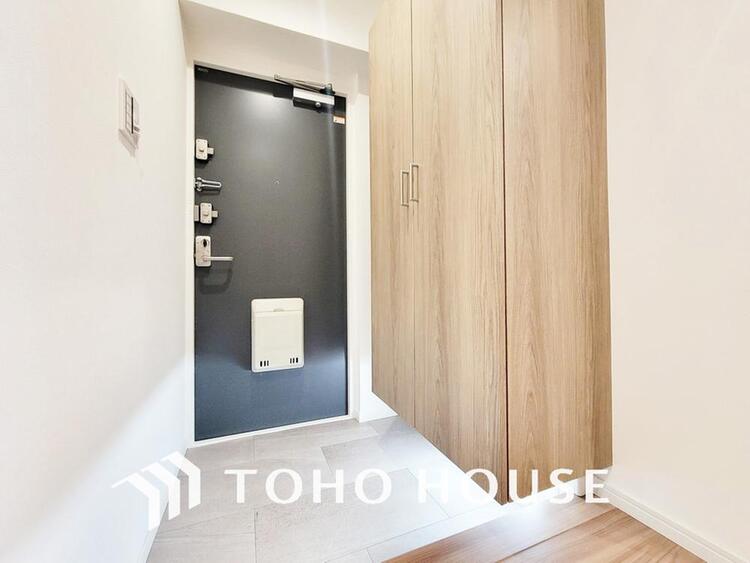 玄関 落ち着いた雰囲気の玄関、家族の帰りを暖かく迎えてくれます