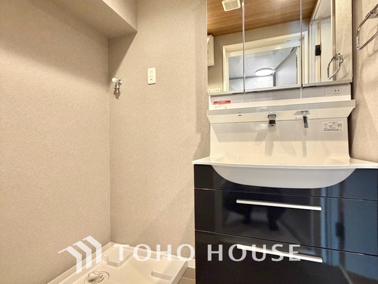 洗面 【WASHROOM】◆快適◆煌びやかな暮らしの中にも忘れたくない快適さ。大きな収納が助けてくれます。