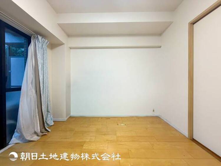 居間 【リビング】大切なご家族、招いた友人と過ごすひと時を溢れる光が優しく包み込む空間。充実した住空間は心を豊かにします。