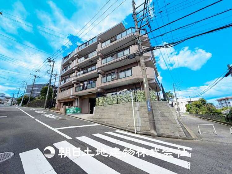 外観 【外観写真】家族の色を映し出す洗練された邸宅は、ずっと輝き続けながらいつしか街の風景に溶け込んでいきます。