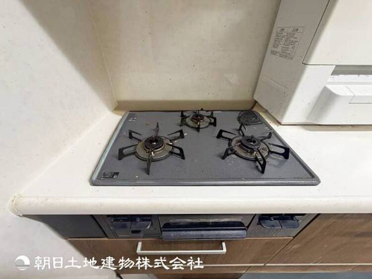 キッチン 【3口ガスコンロ】お料理に必須の３口コンロ。同時進行で自慢のお料理も効率アップ！もちろんグリルもついてます！