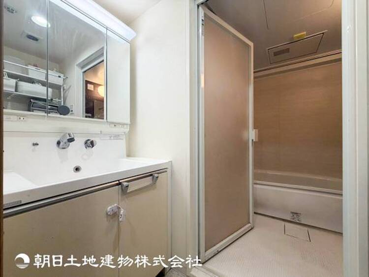 洗面 【洗面化粧台】広々とした洗面化粧台はたっぷり収納もさるますし、朝の忙しい時間でも心に余裕とゆとりを作ってくれます。