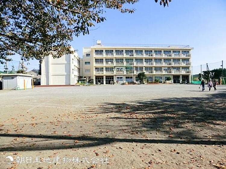 周辺 【篠原小学校】900ｍ　静かな住宅街に立地し自然にも恵まれており、のびのびと過ごすことができる環境です。縦割り活動が盛んで、社会性を身につけることができます。