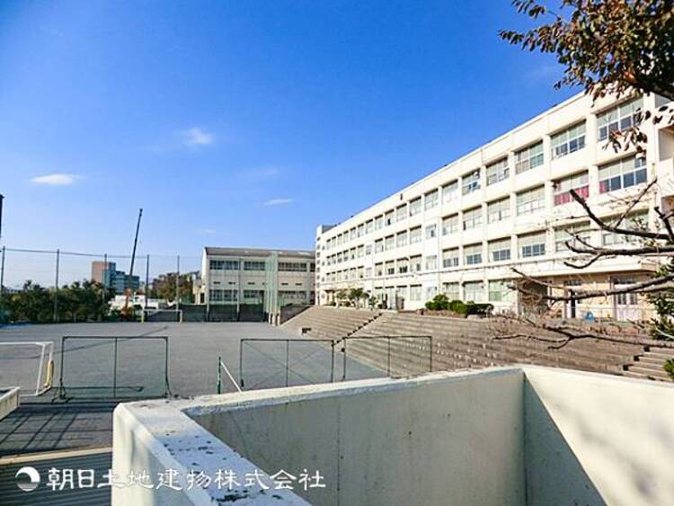 周辺 【篠原中学校】500ｍ　新横浜駅徒歩圏内にありながら、閑静で見晴らしのよい高台の住宅地に立地しています。動物飼育や農業体験などを盛んに行う特色のある中学校です。