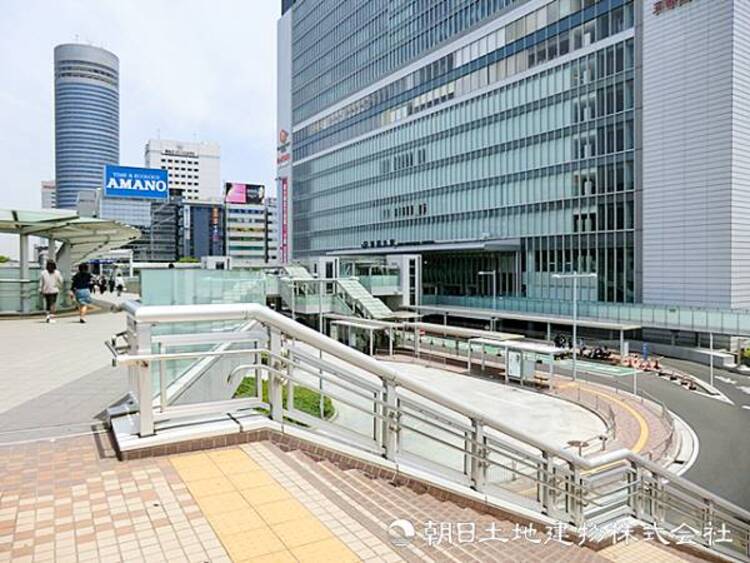 周辺 【新横浜駅】1040ｍ　新幹線を含む５路線乗り入れ可能のビッグターミナルです。駅直結のショッピング施設、横浜アリーナ・日産スタジアムが徒歩圏内でエンタメの拠点にもなっています。