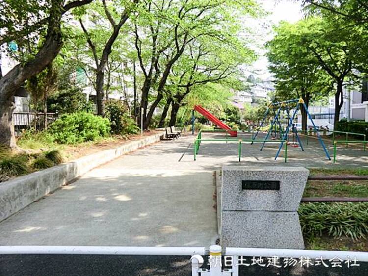 周辺 【篠原町公園】210ｍ　ブランコやすべり台、お砂場などが揃いお子様の遊び場に便利な公園です。静かな住宅地に立地しており、ちょっとしたリフレッシュにも利用しやすいです。