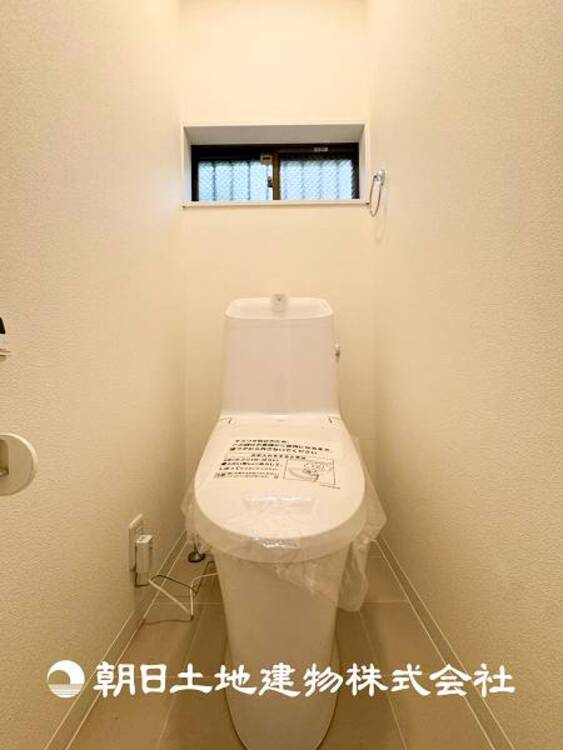 トイレ 【トイレ】家族みんなが毎日使う場所だから。お掃除がしやすい方はいい。汚れをふき取り易いフロアと壁紙をチョイス致しました