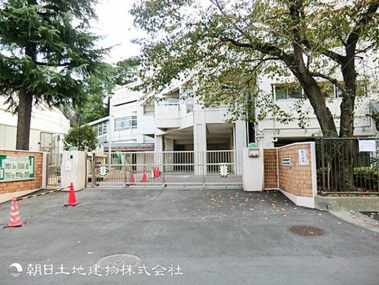 周辺 【初音が丘小学校】650ｍ　閑静な住宅街に立地する穏やかな通学環境です。中学校との連携や地域とのつながりを活かした体験学習などが盛んで、ＩＣＴ活用も積極的に行っています。