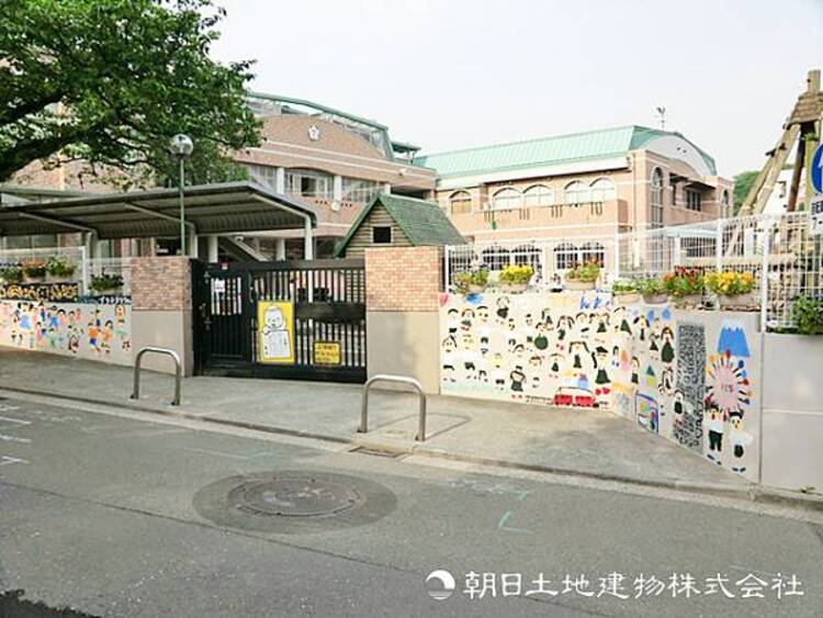 周辺 【初音ケ丘幼稚園】480ｍ　遊びと学びのバランスがよく評価の高い幼稚園です。遠足や制作、クッキングなどの体験学習も充実しており、お子様の経験値をしっかり積むことができます。