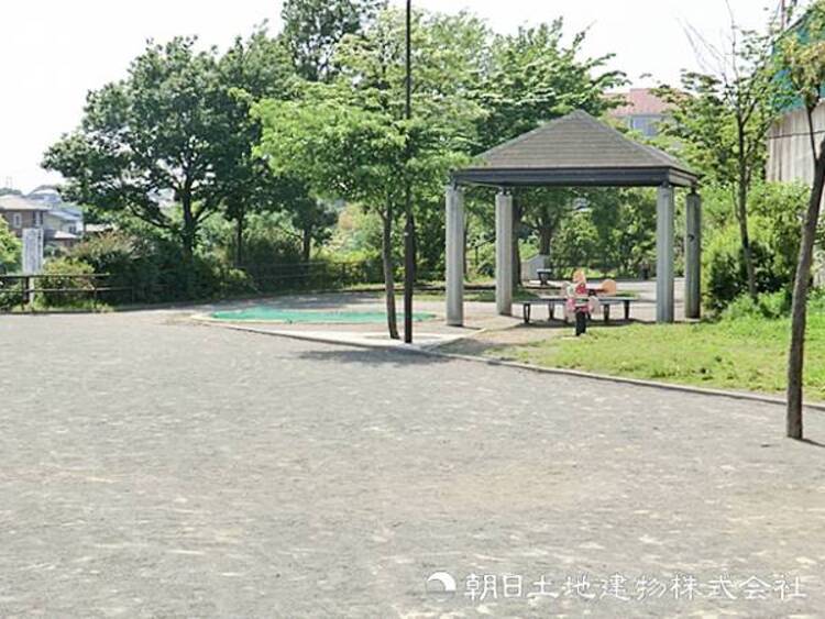 周辺 【法泉一丁目第二公園】20ｍ　高台に立地し開放感あふれる景色が望める公園です。広々とした広場がありお子さまの外遊びはもちろん、愛犬とのお散歩にもおすすめです。