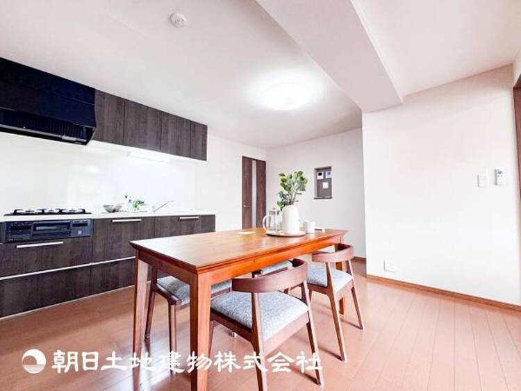 キッチン 【リビング】リビングには潤沢な太陽が降り注ぎ、爽やかな住空間を演出しました。