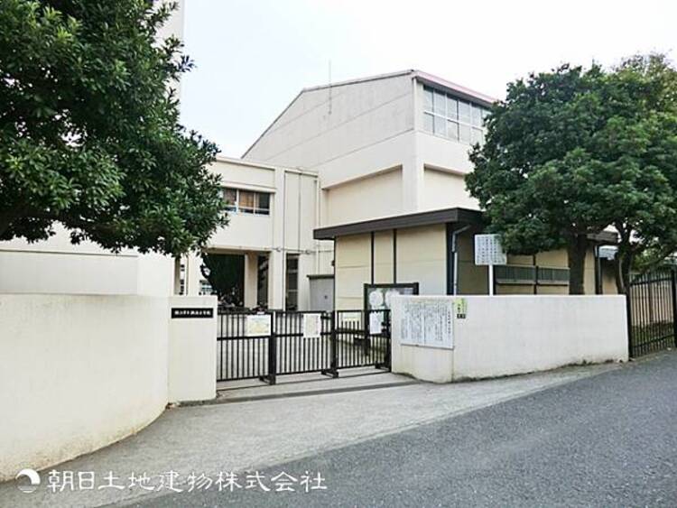 周辺 【坂本小学校】800ｍ　ゆったりと静かな住宅街にある小学校で、児童の雰囲気が明るくのびのびとした校風が魅力です。地域とのつながりが強く商店街との交流や行事も豊富です。