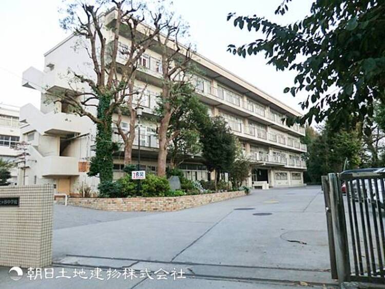 周辺 【保土ヶ谷中学校】1100ｍ　豊かな緑を感じる閑静な立地で、環境が反映した穏やかな雰囲気の中学校です。部活動も活発に行っており、充実した学生生活を送れます。