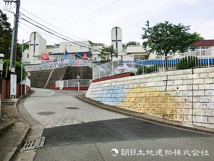 周辺 【上星川幼稚園】890ｍ　３０００平米超のゆったりとした敷地で、畑での収穫の体験など自然教育が充実。遊びから学ぶことを重視したのびのび教育が魅力です。