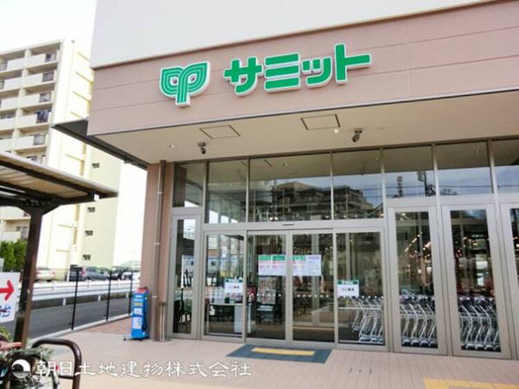 周辺 【サミットストア上星川店】420ｍ　お惣菜やベーカリーが人気で、売り場面積が広く日用品も揃うため１か所でお買い物を完結できます。駅から近く駐車場もあるため日常使いに便利です。
