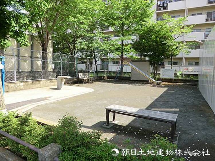 周辺 【上星川公園】350ｍ　ブランコやすべり台などの遊具やお砂場があり、お子様の遊び場にぴったりの規模感の公園です。木陰が気持ちよくちょっとしたリフレッシュにも◎