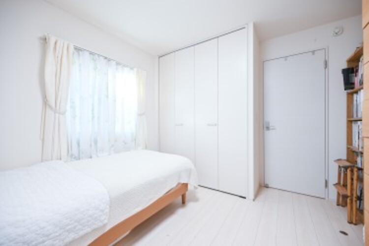 内装 【居室】 収納もありきれいな形のお部屋は家具のレイアウトがしやすいのでスペース以上に使いやすいです 
