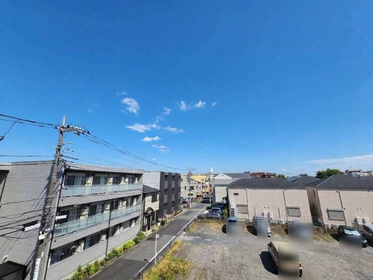 バルコニー 窓を開けると広がる青空。心をリフレッシュして日々を過ごしていきましょう。