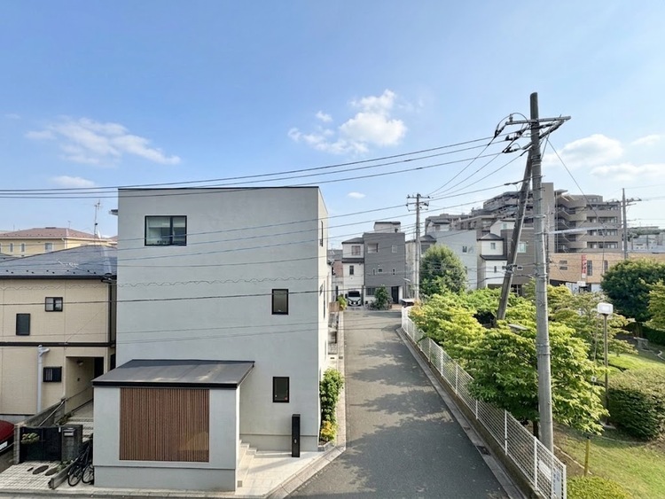 バルコニー 窓を開けると広がる青空。心をリフレッシュして日々を過ごしていきましょう。