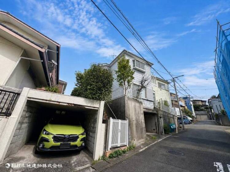 キッチン 大切な家族、お客様をお迎えする玄関は住宅の入口。落ち着いた雰囲気。
