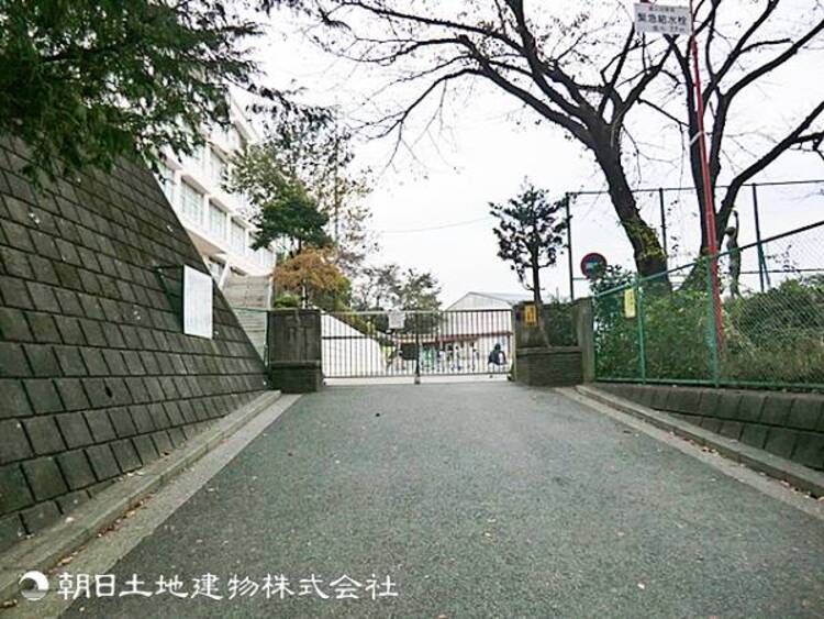 周辺 【川島小学校】1000ｍ　豊かな緑に囲まれた恵まれた環境のもと、一人ひとりの個性と主体性を大切にし、心豊かでたくましい児童を育む学校です。