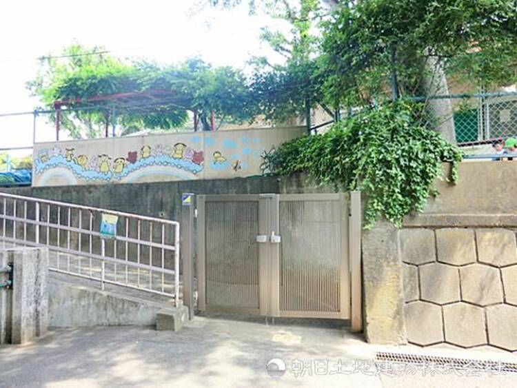 周辺 【向台保育園】100ｍ　陣ヶ下渓谷の豊かな自然に囲まれ、川遊びや四季の体験を通して、一人ひとりの心に寄り添いながら心身の健やかな成長を育みます。